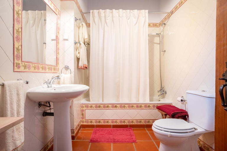 Bathroom 3, Monte das Lages, Redondo