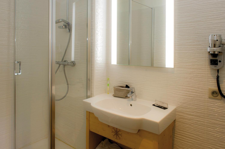 Bathroom 4, Club Les Alpes d’Azur, Hautes-Alpes