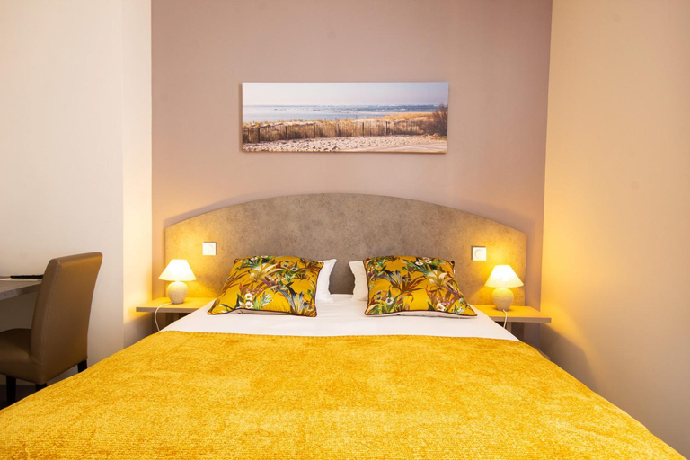 Bedroom 2, CIT'HOTEL Le Commerce, Charente-Maritime