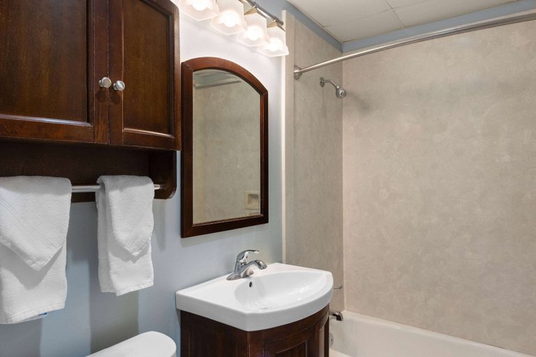 Bathroom 5, Days Inn by Wyndham Kill Devil Hills Oceanfront - Wilbur, Dare