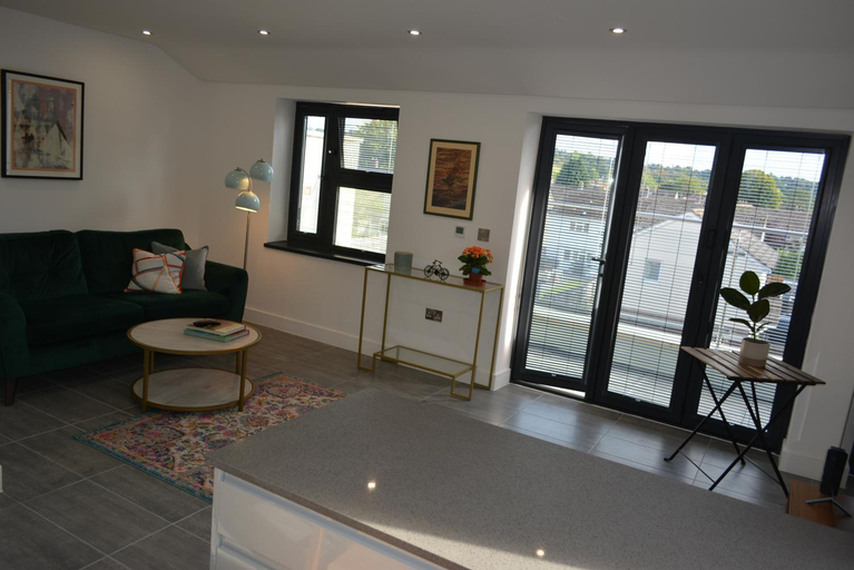 Others 5, Lovely & Spacious 2-Bedroom Apartment with Balcony and Free Parking, Oxfordshire