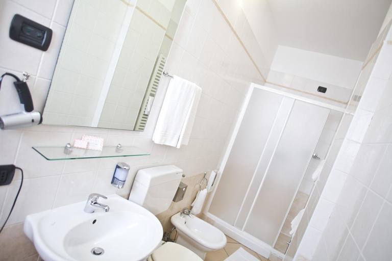Bathroom 3, Lo Scacciapensieri Hotel & Restaurant, Lecce