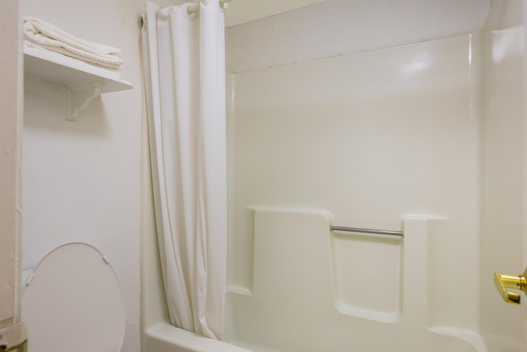 Bathroom 3, Super 8 by Wyndham Savannah, Chatham