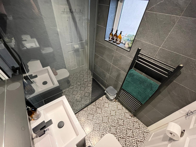 Bathroom 5, Modern & retro two bedroom apartment in Barnsley, Barnsley