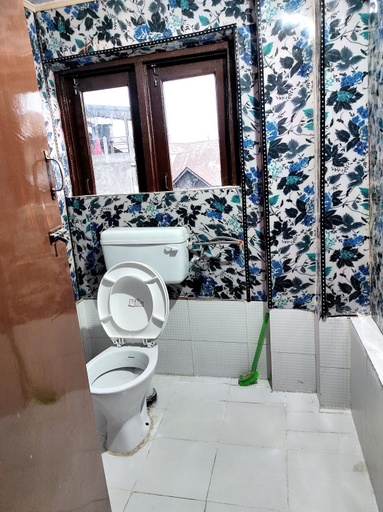Bathroom 3, Kamran Guest House, Srinagar
