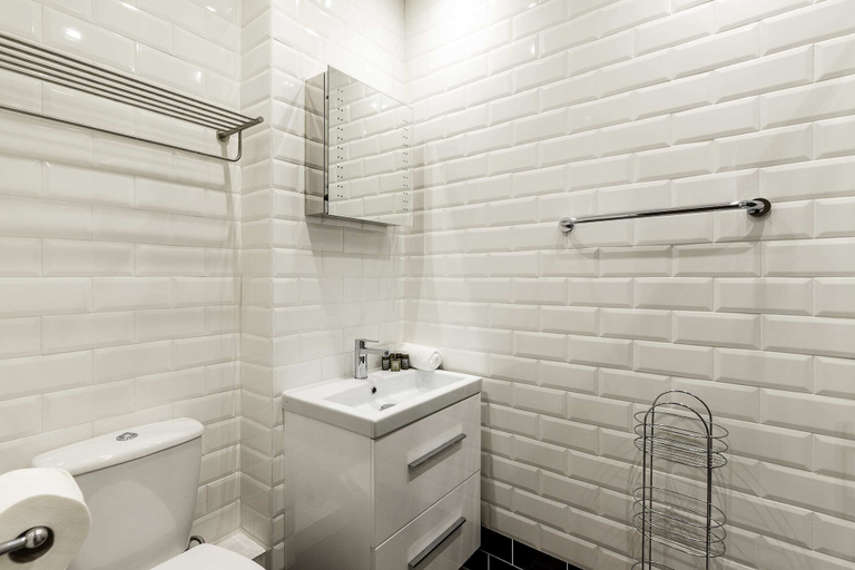 Bathroom 3, Colourful Studio Near Clapham Common!, London