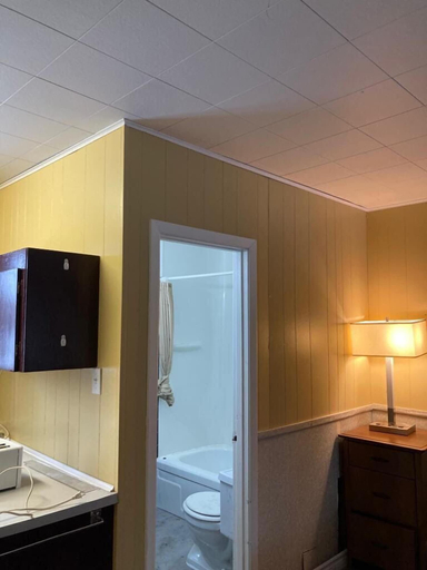Bathroom 3, Pine Ridge Motel, Cochrane
