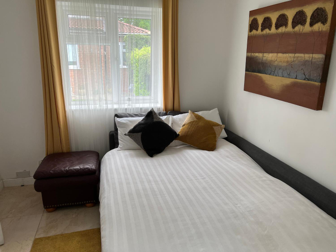 Others 5, Dannifar Guest House, London