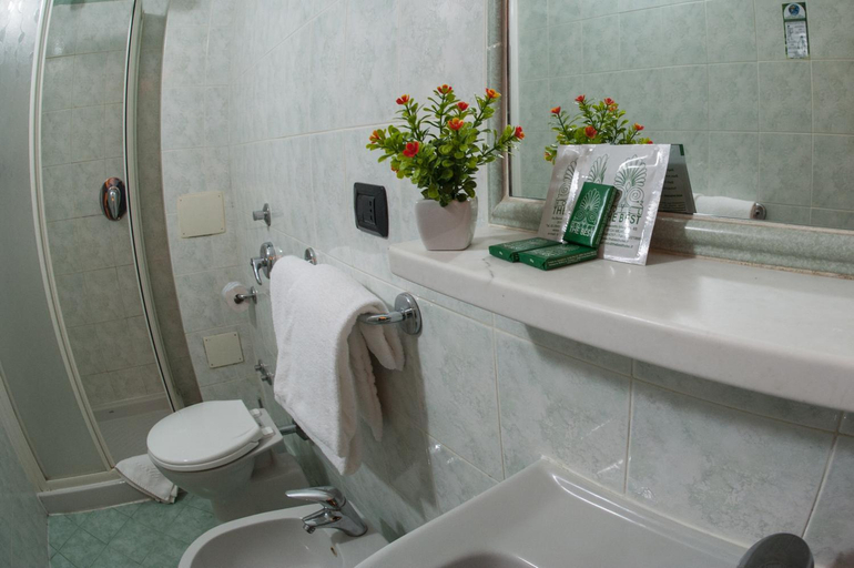 Bathroom 4, The Best Hotel, Milano