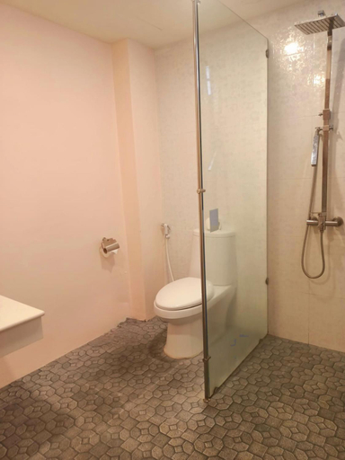 Bathroom 4, Romeo Palace Hotel, Pattaya