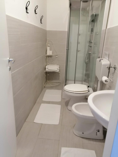 Bathroom 2, LA TANA DELLA VOLPE, La Spezia