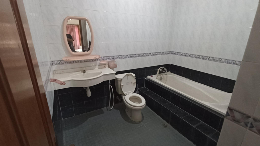 Bathroom 5, Batu Villa - Three Bedroom, Malang