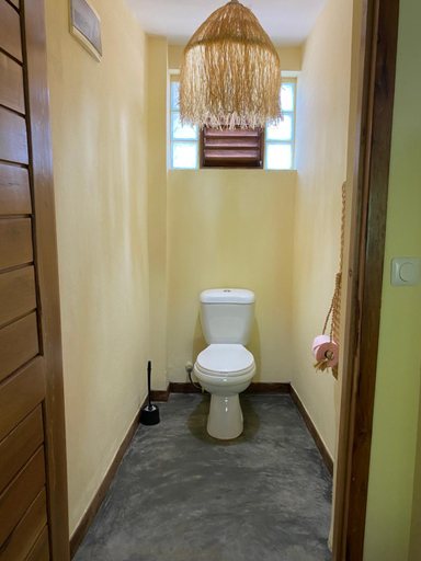 Bathroom 5, La perle rare de Nosy be, Diana