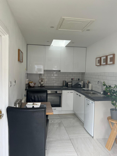 Others 4, Dannifar Guest House, London