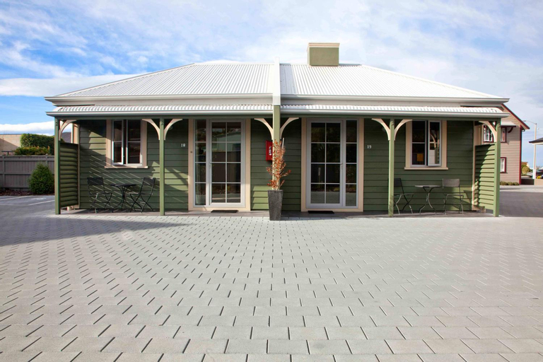 Exterior 9