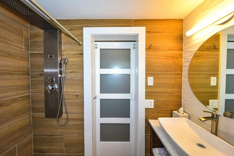 Bathroom 3, Sun Tower Hotel & Suites on the Beach, Broward