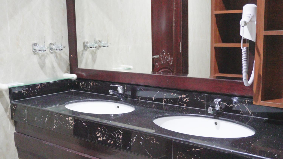 Bathroom 4, Gili Beachfront Suites, Lombok