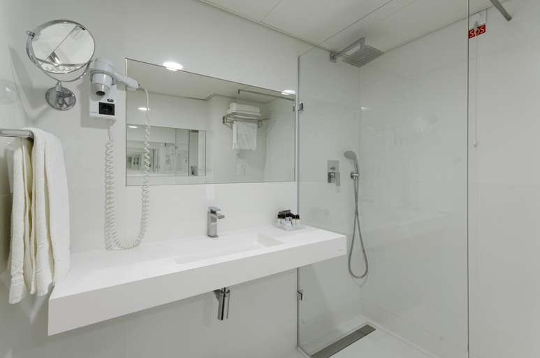 Bathroom 5, Olissippo Marques de Sa, Lisbon