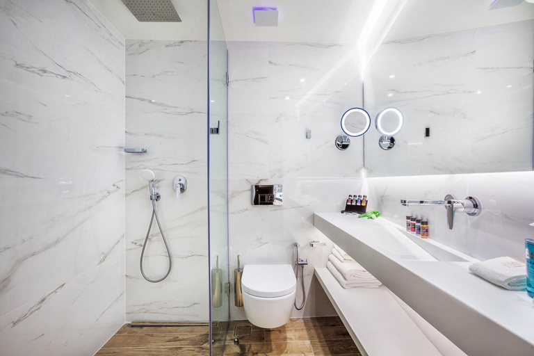Bathroom 3, ad Imperial Plus Hotel Thessaloniki, Central Macedonia