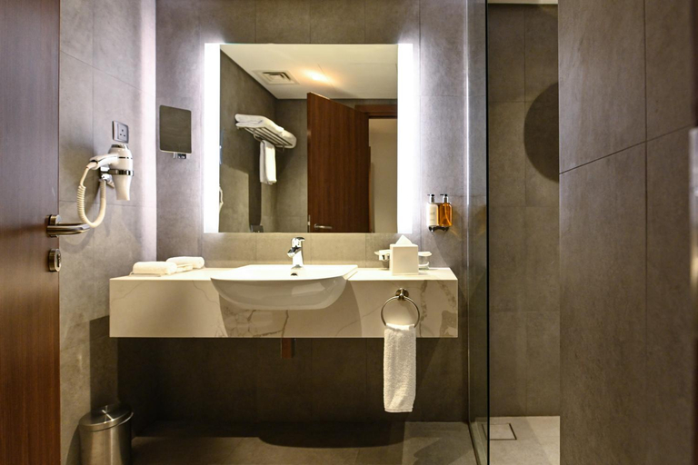 Bathroom 4, Comfort Hotel Jeddah King Road, Jeddah