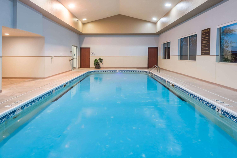 Sport & Beauty 2, Seasons Inn & Suites , Madison