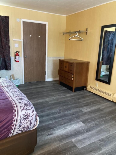 Bedroom 2, Pine Ridge Motel, Cochrane