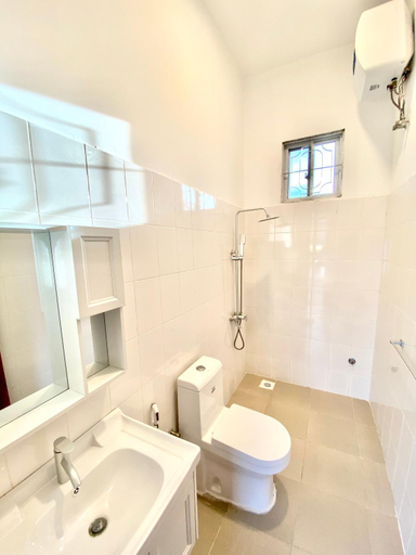 Bathroom 2, Dragonfly, Kusini