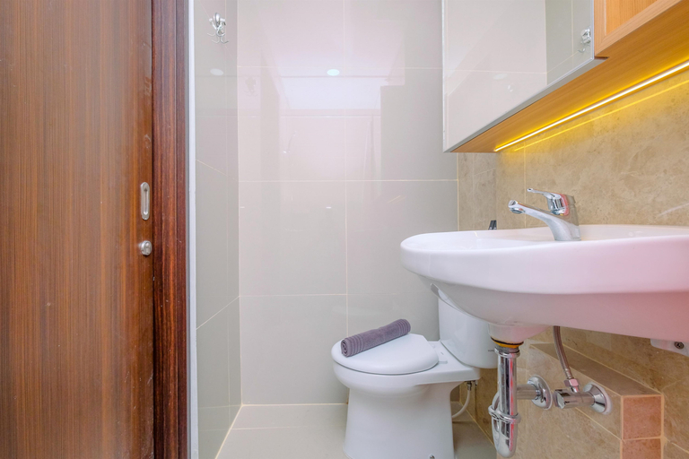 Bathroom 5, Minimalist and Comfy Studio at Transpark Cibubur Apartment By Travelio, Depok
