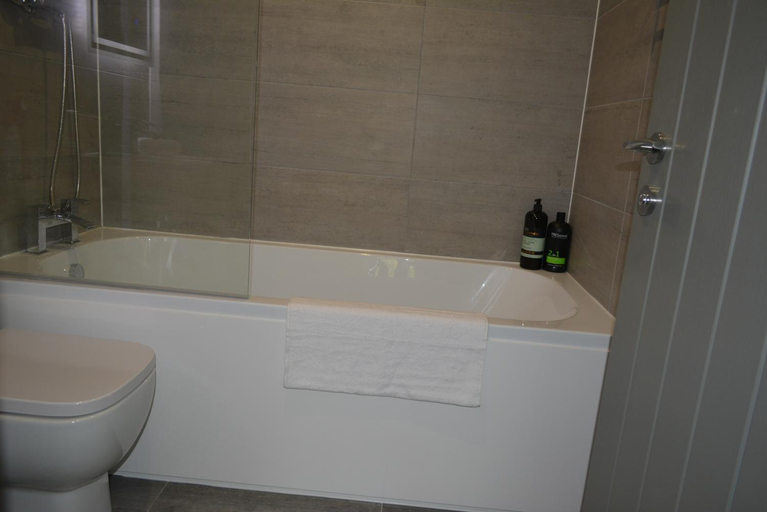 Bathroom 3, Lovely & Spacious 2-Bedroom Apartment with Balcony and Free Parking, Oxfordshire