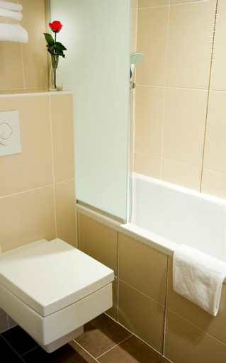 Bathroom 10