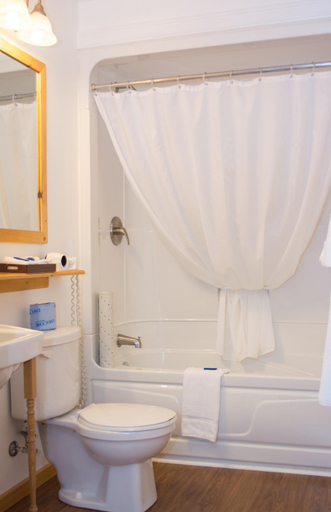 Bathroom 3, Mayflower Inn, Division No. 9