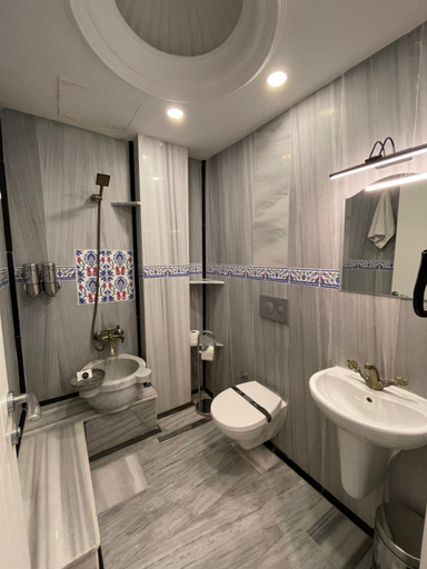 Bathroom 3, Weingart Seaside Hotel, Beyoğlu