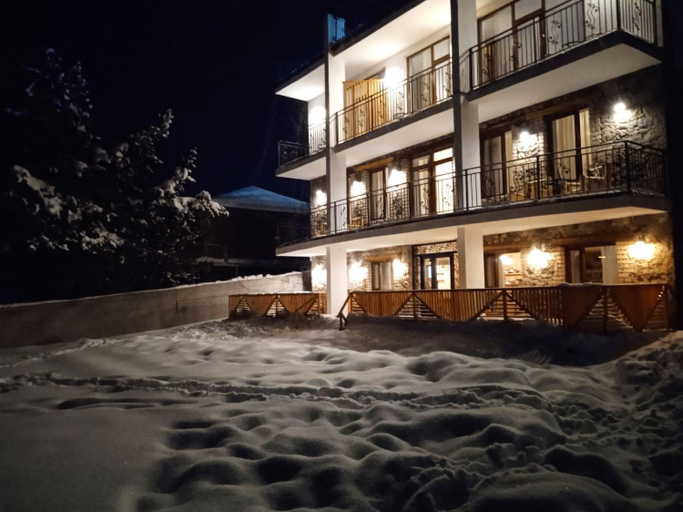 Exterior & Views