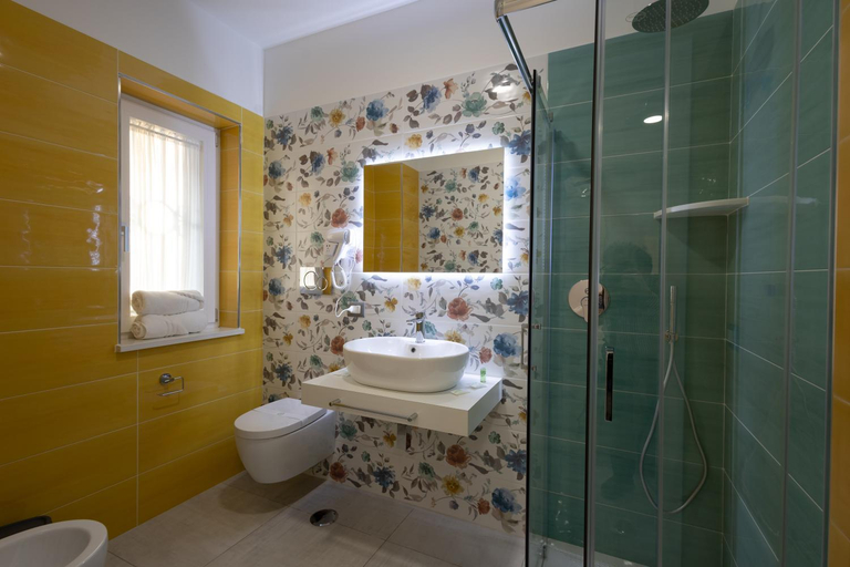 Bathroom 5, Rosy's House, Salerno