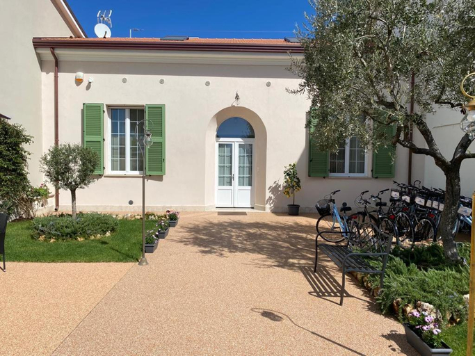 Others 5, Villino Micol camere a due passi dal mare, Massa Carrara