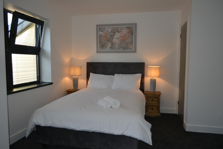 Bedroom 2, Lovely & Spacious 2-Bedroom Apartment with Balcony and Free Parking, Oxfordshire