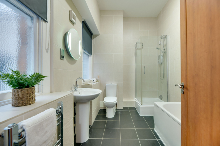 Bathroom, Week2Week Lord Grey Apartments, Newcastle upon Tyne