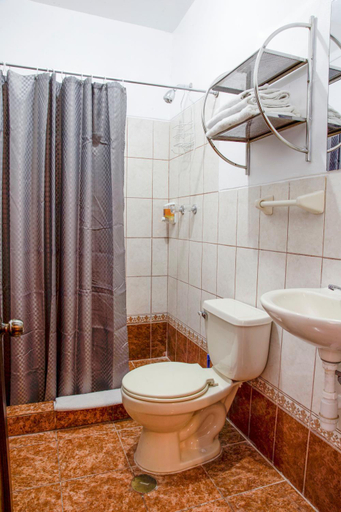 Bathroom 4, BEAR PACKER HOSTEL, Cusco