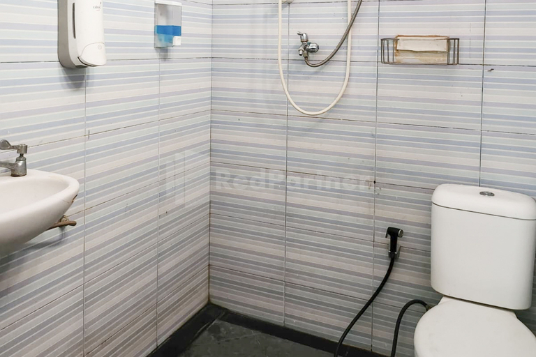 Bathroom 3, Puspita Homestay Mitra RedDoorz, Bekasi
