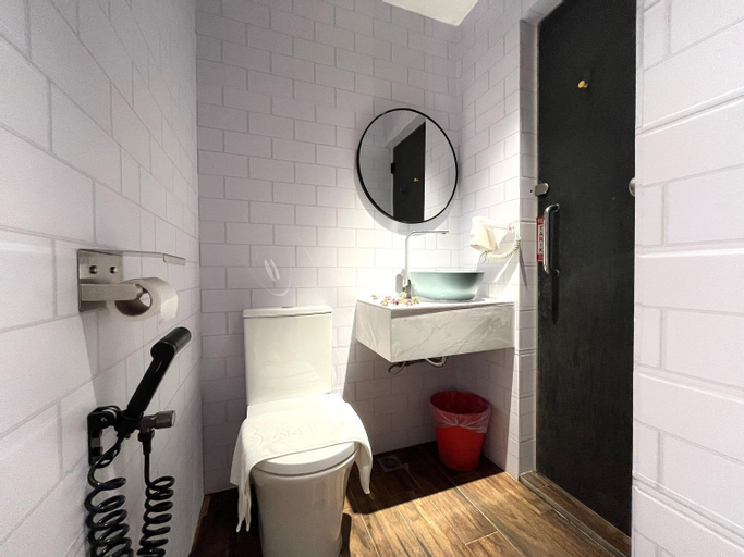 Bathroom 13