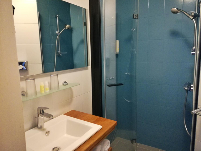 Bathroom 14