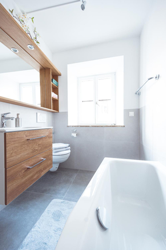 Bathroom 4, Pension-Cafe-Konditorei Mikl, Hallein
