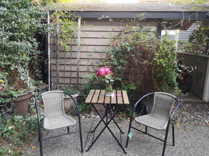 Others 5, Jimmy B&B, Greater Vancouver