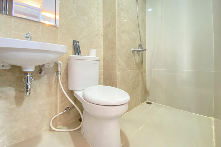Bathroom 5, Good Deal and Comfy Studio Transpark Cibubur Apartment By Travelio, Depok