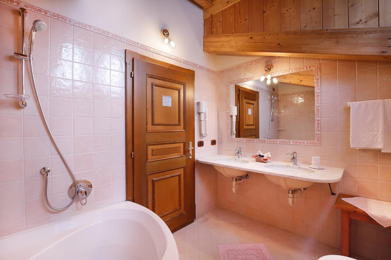 Bathroom 3, Hotel Leonardo, Trento