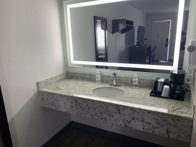 Bathroom 4, GreenTree Inn of Holbrook, Navajo