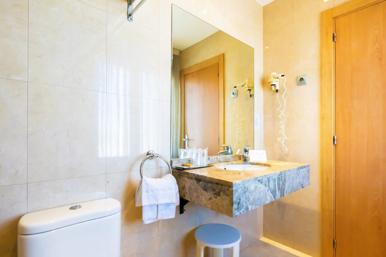 Bathroom 5, Palacios, La Rioja