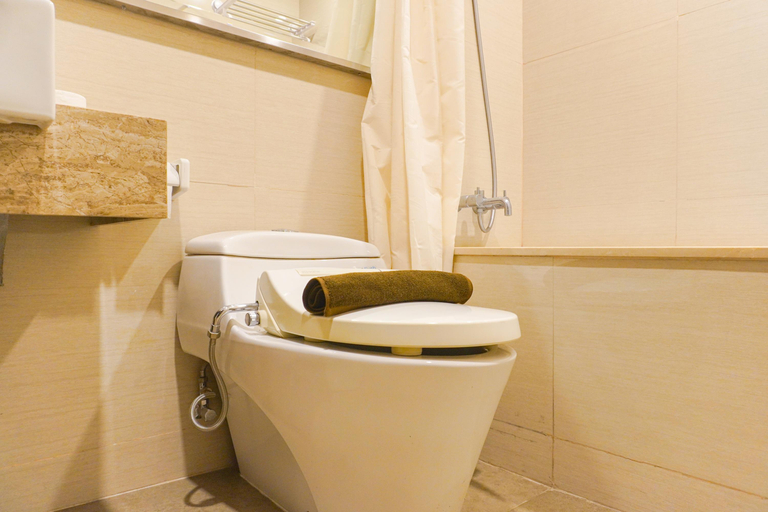 Bathroom 5, Nice and Warm 2BR Apartment Casa Grande Residence By Travelio, Jakarta Selatan