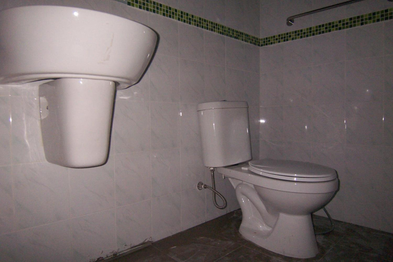 Bathroom 3, Airport Overnight Hotel, Phuket Island
