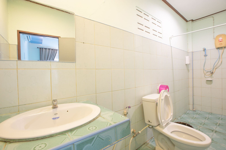Bathroom 5, Best House Resort, Langu